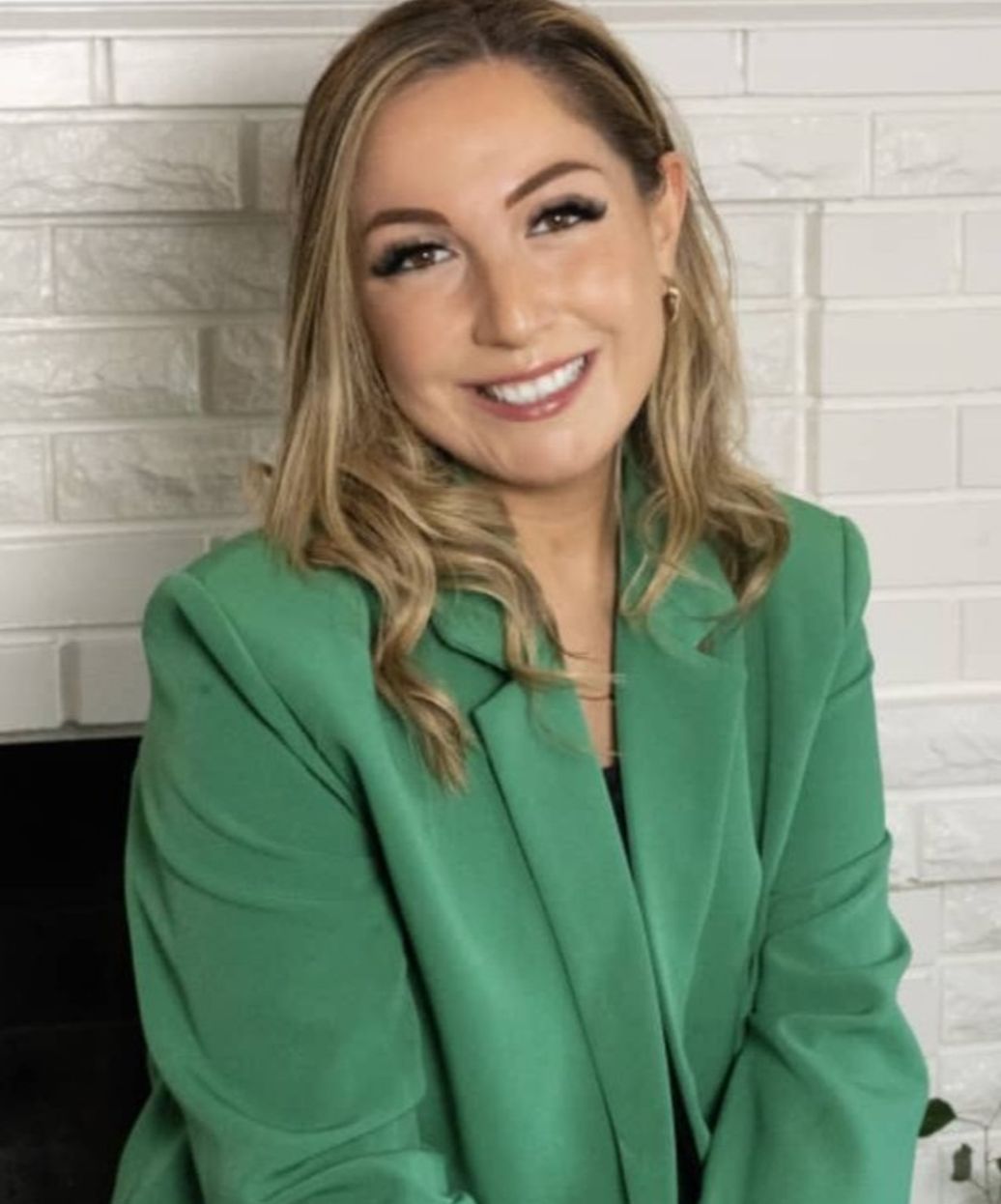 therapist in foreground speaking with a blurred woman in the background